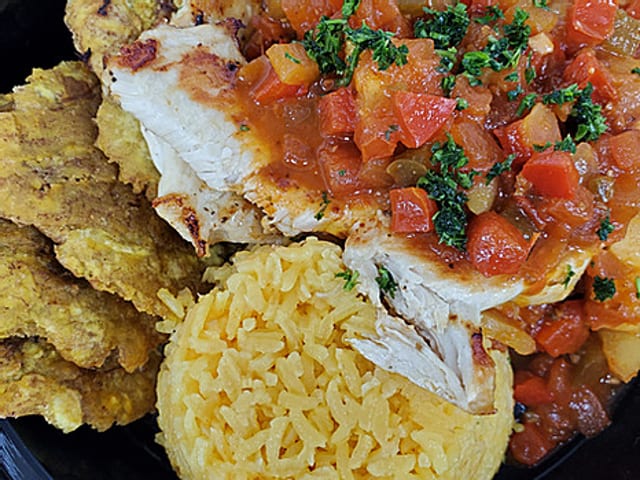 Pechuga De Pollo en Salsa Criolla.